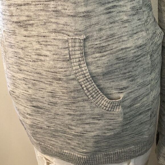 Dakini NWOT szXS heathered grey LS hoodie w/ front pockets & thumb hole sleeves - Picture 3 of 13